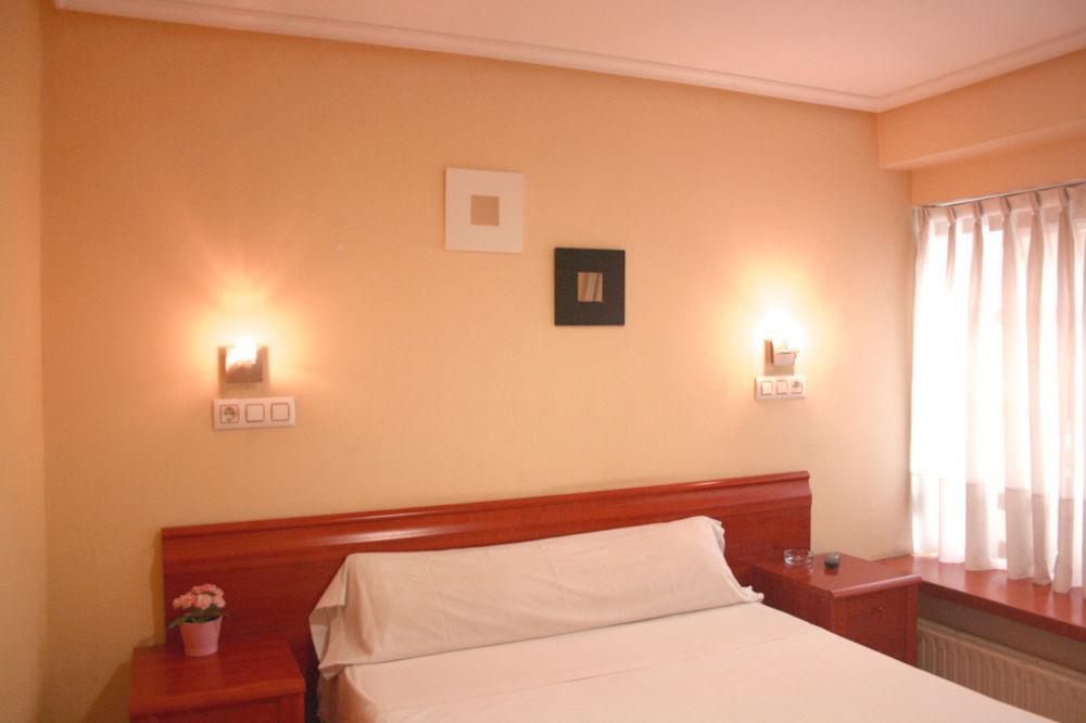 Hostal Alvarez Oviedo Exterior photo